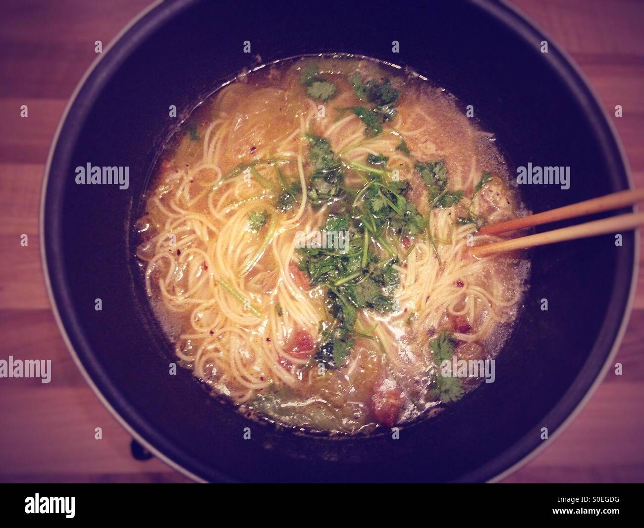 Les nouilles soupe maison - Image de stock capturée avec un smartphone