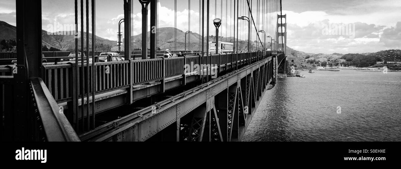 À la recherche sur le côté de la Golden Gate Bridge. San Francisco, California, USA Banque D'Images