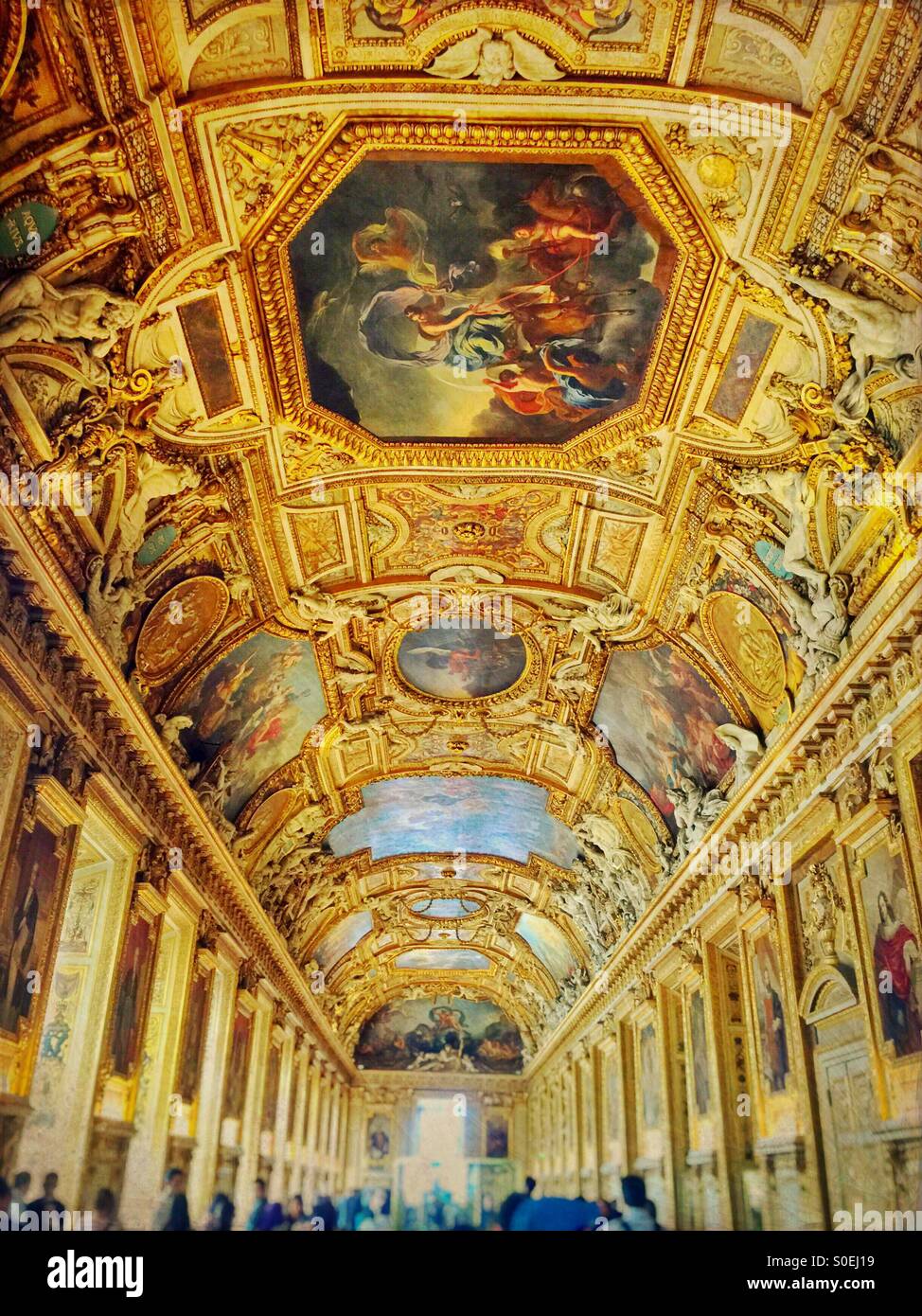 La Galerie d'Apollon d'or célèbre pour ses plafonds voûtés avec décorations peintes et sculptures en stuc. Une partie du musée du Louvre à Paris, France. Superposition de texture vintage. Banque D'Images