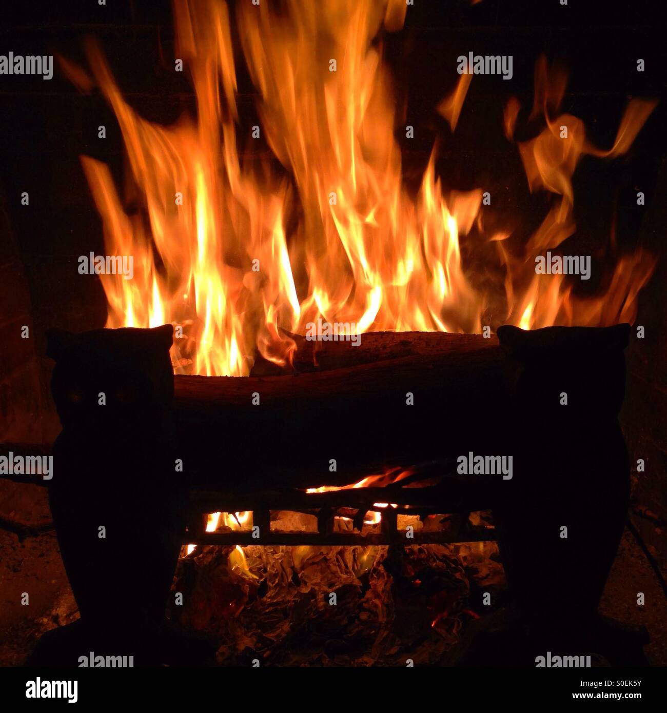 Le feu brûlant dans une cheminée avec des flammes orange. Banque D'Images