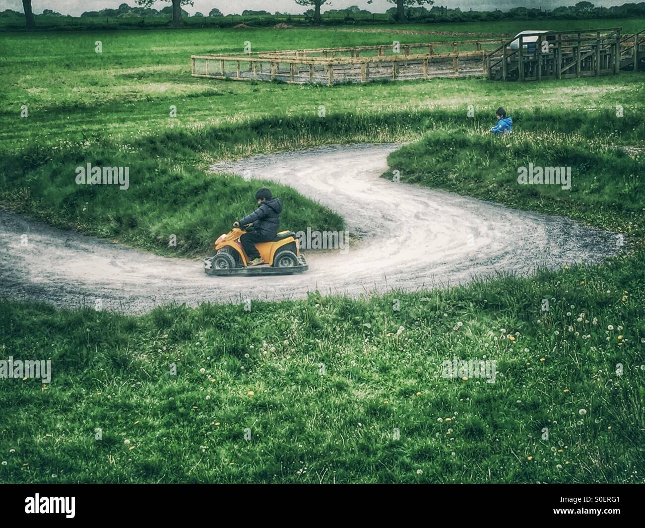 Courses de kart pour enfants - Image de stock capturée avec un smartphone