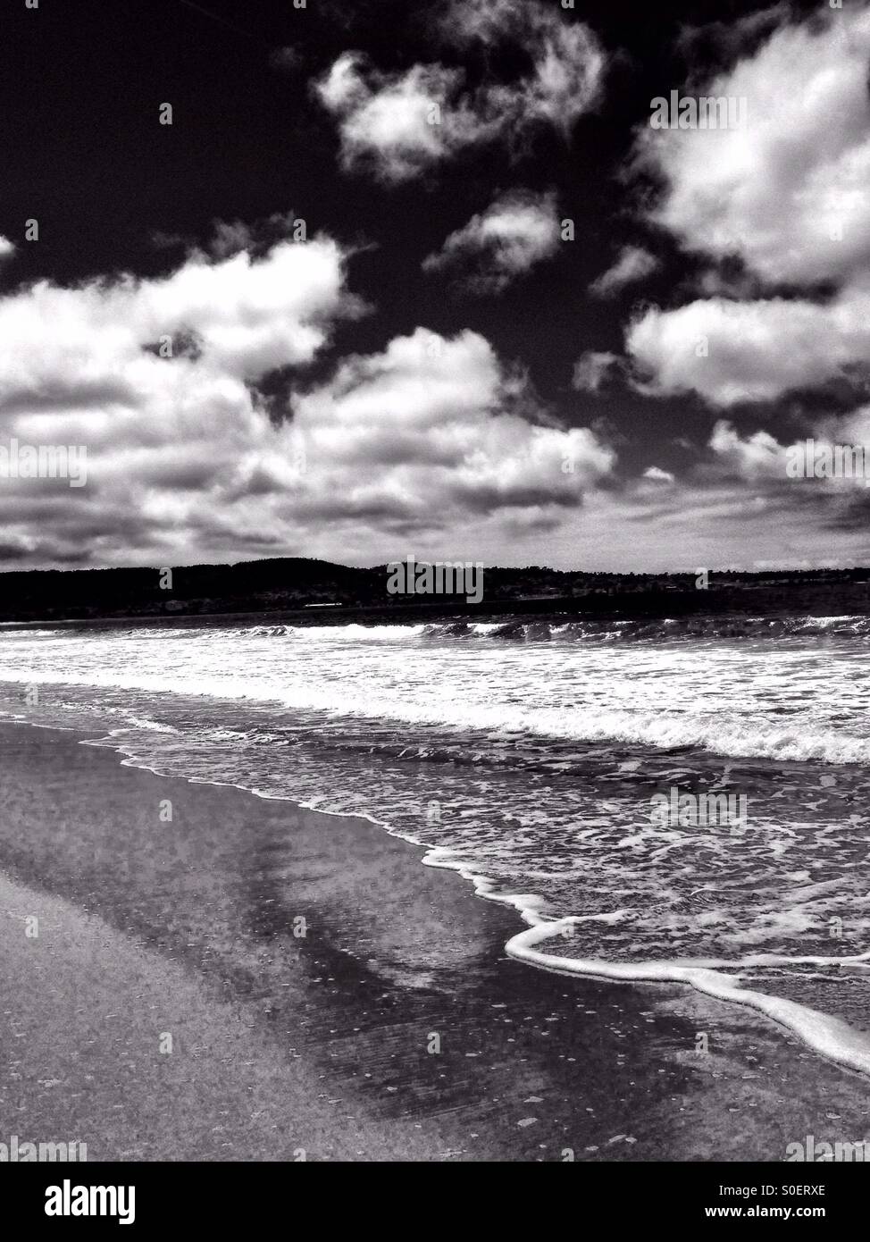 Scène de plage de l'océan Pacifique avec des nuages ,en noir et blanc Banque D'Images