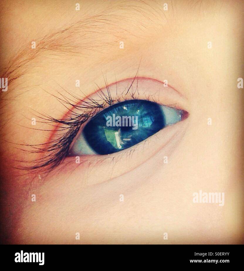 Beaux yeux de l'enfant bleu Photo Stock - Alamy