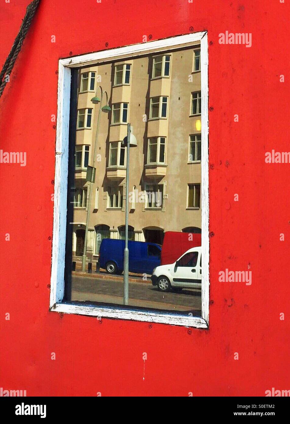 Reflet d'une fenêtre de la chambre sur un bateau à Helsinki Banque D'Images