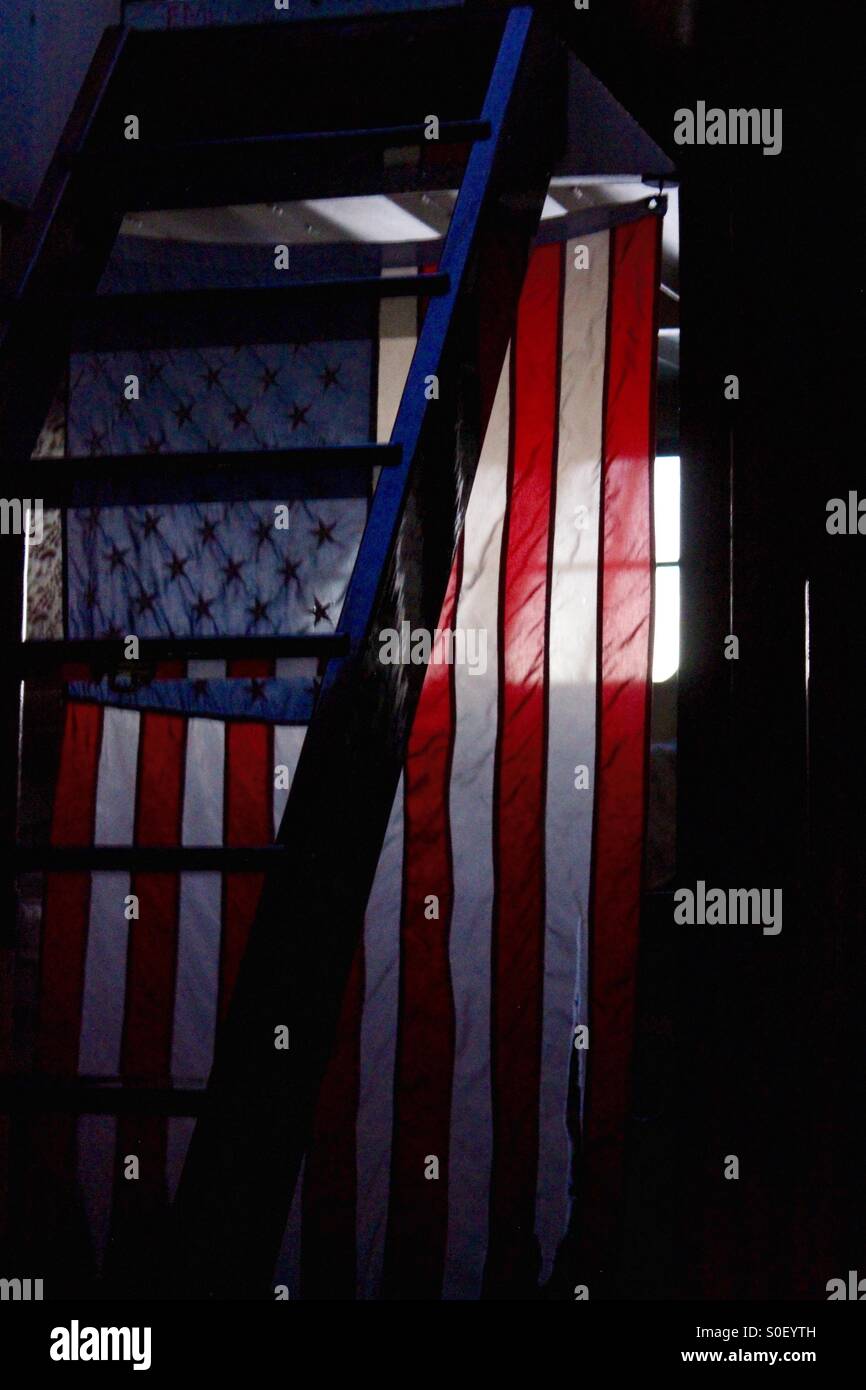 Ancienne gloire US flag accroché dans le plancher inférieur d'un bateau pirate à Key West Banque D'Images