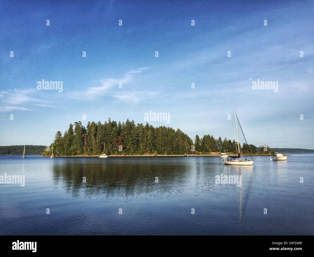 Les bateaux sont ancrés près de McMicken Island State Park dans l'état de Washington est très belle région du sud de Puget Sound. Banque D'Images