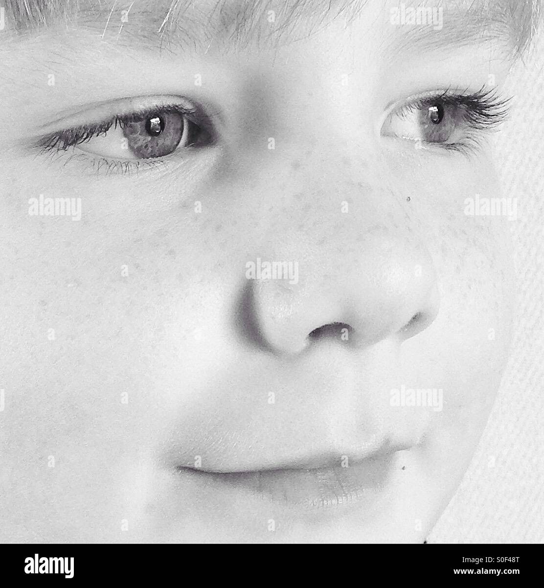 Visage d'un garçon de 6 ans. Image en noir et blanc. Banque D'Images