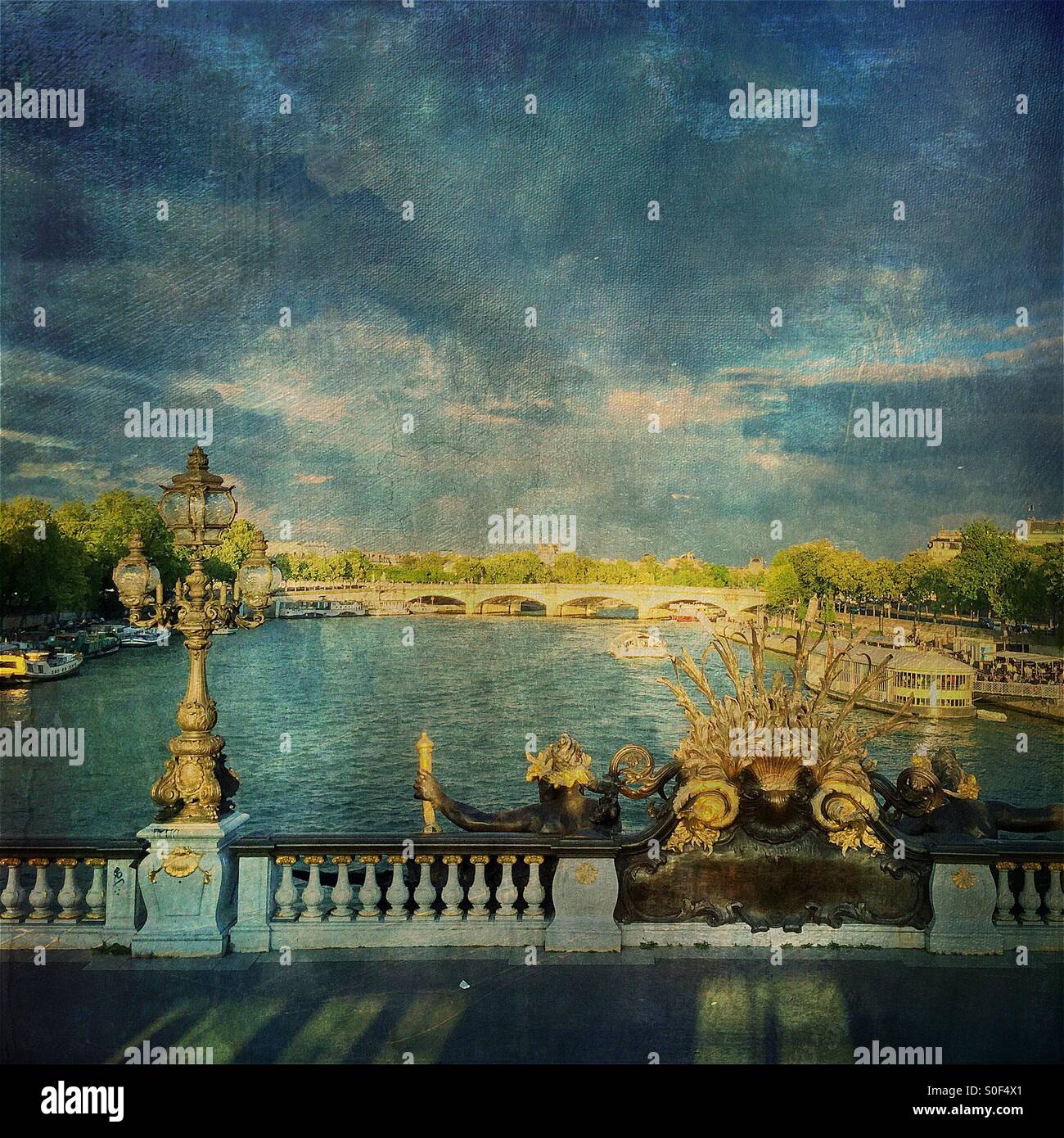 Vue sur la Seine depuis le Pont Alexandre III, considéré comme le plus extravagant très orné, pont de Paris. Monument historique français. Superposition de texture vintage. Banque D'Images