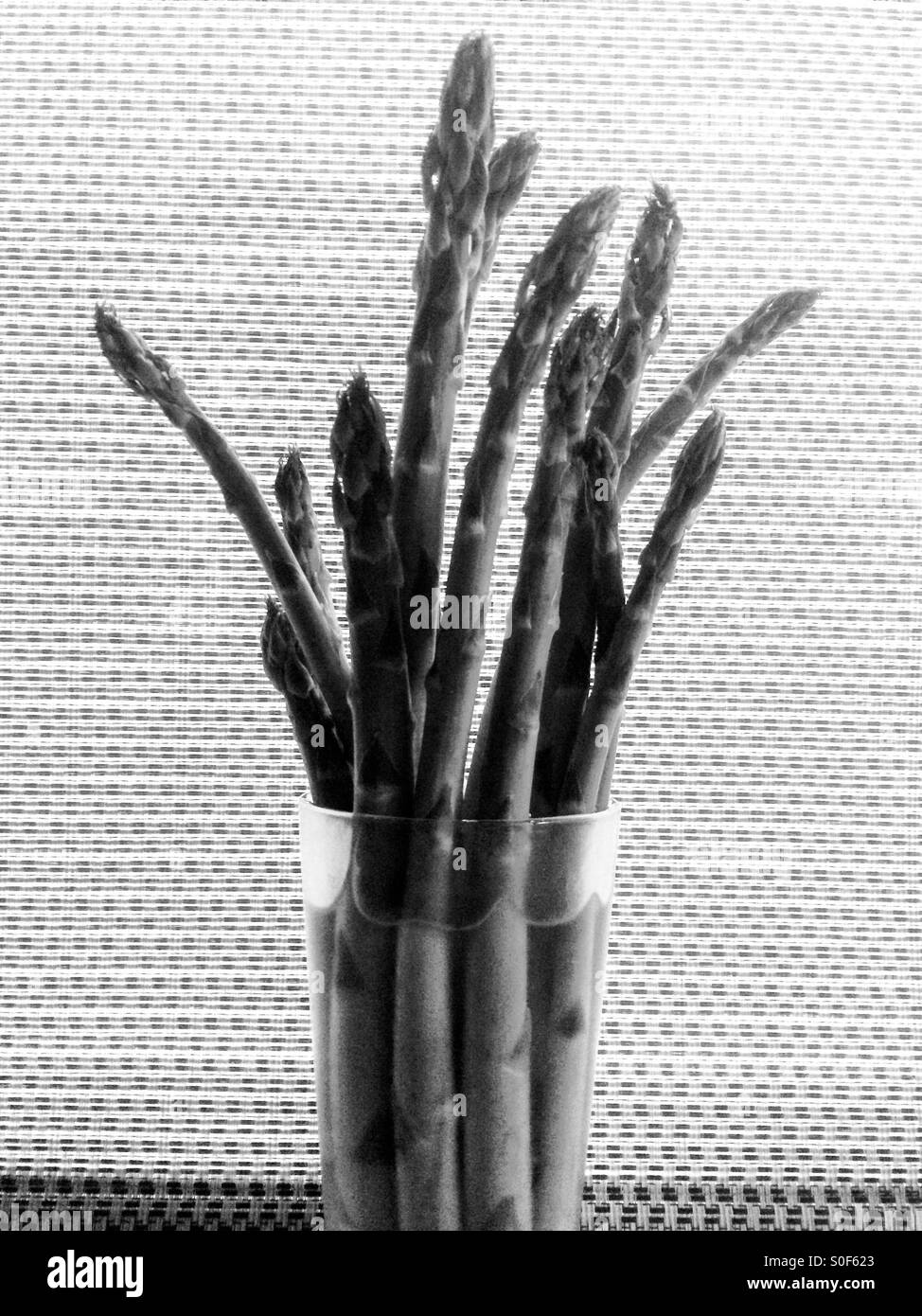 Les asperges dans du verre - Image de stock capturée avec un smartphone
