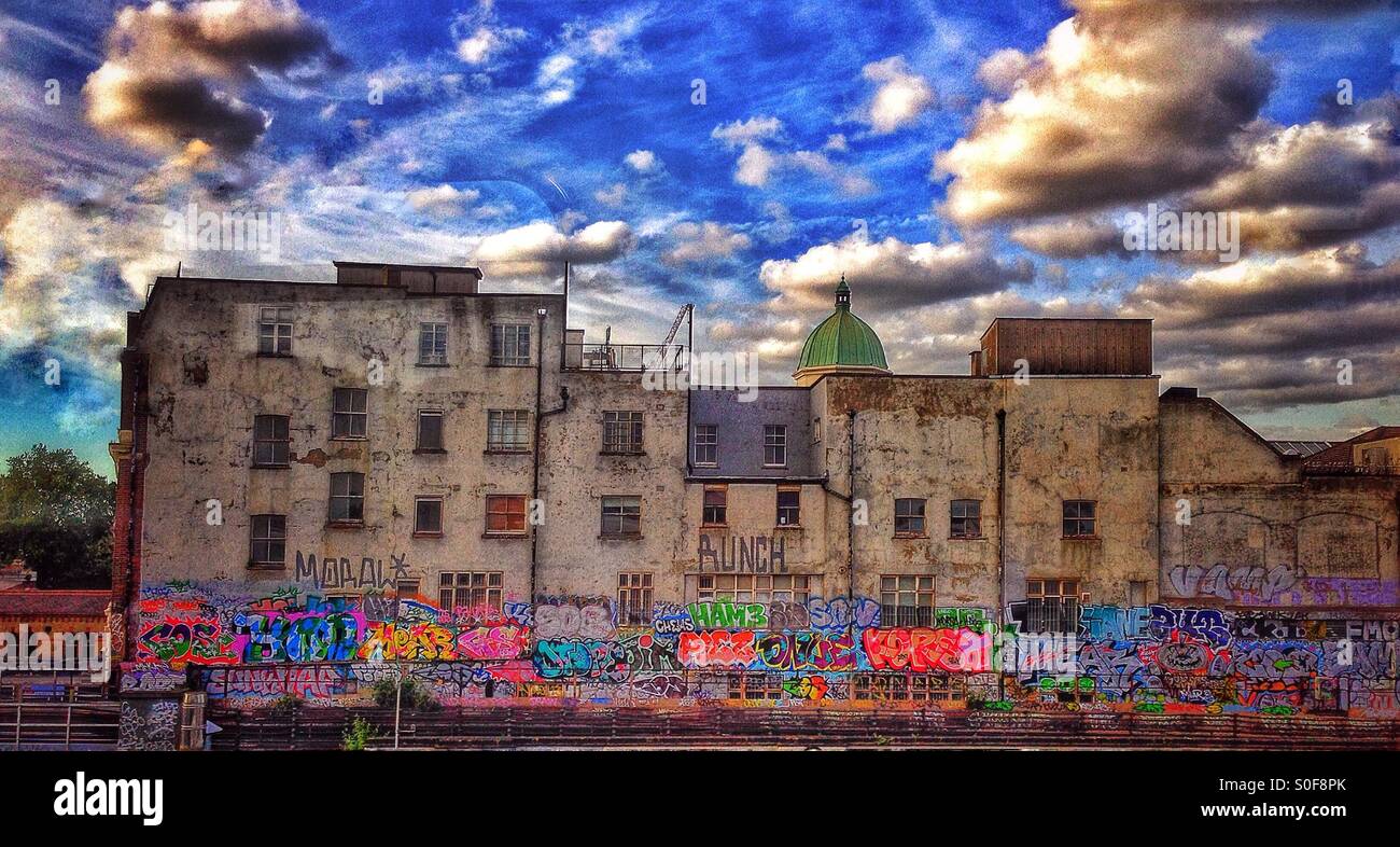 Brixton skyline avec graffiti Banque D'Images
