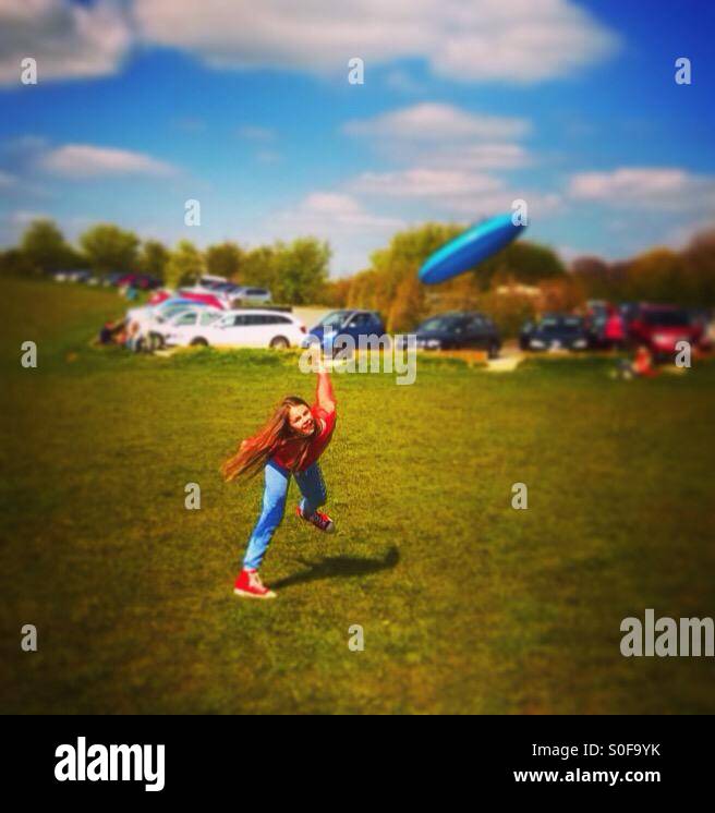 Girl throwing frisbee bleu - Image de stock capturée avec un smartphone