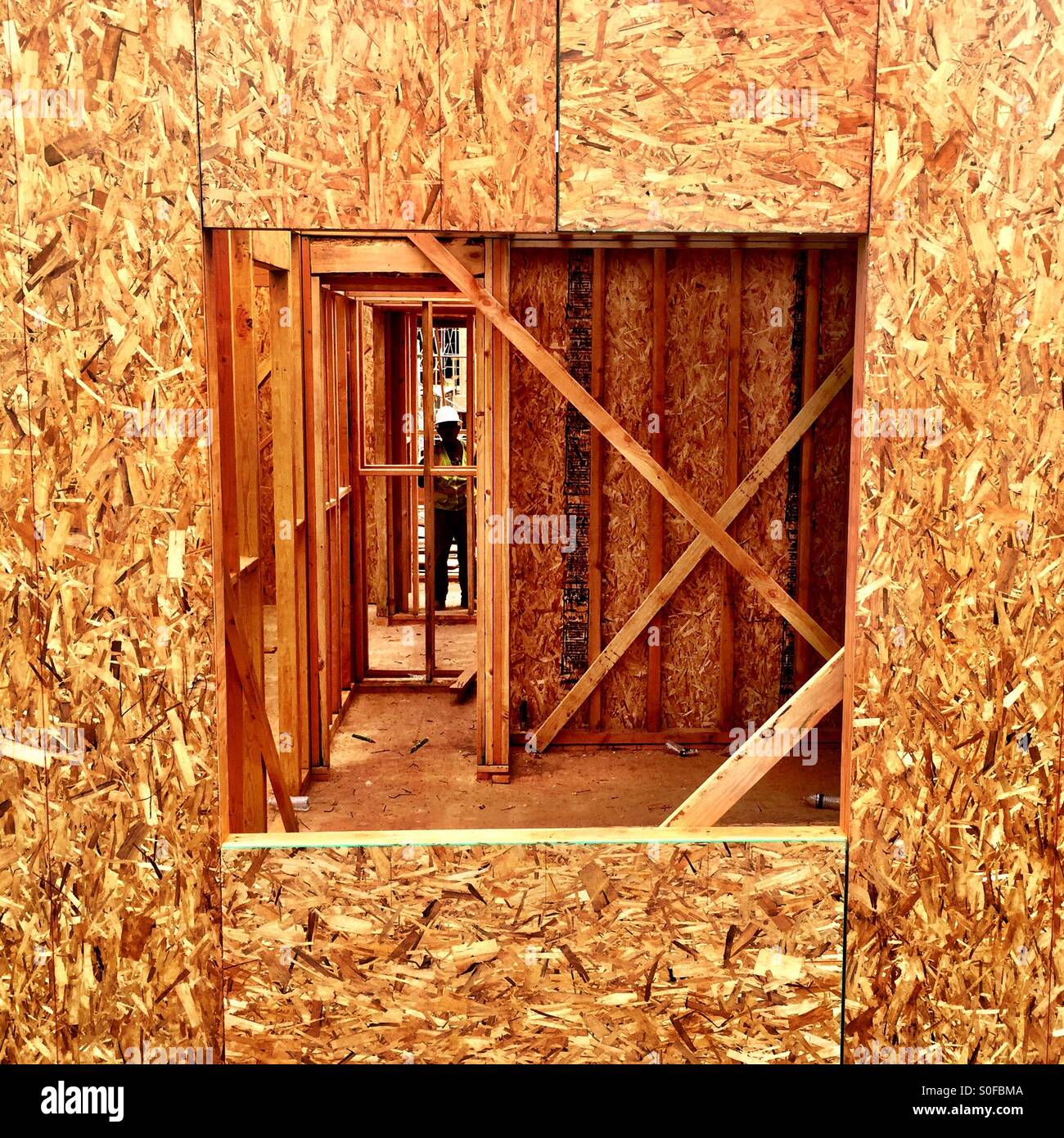 L'homme encadrée. À l'intérieur d'un cadre de porte. L'intérieur du cadre d'une chambre. Dans le cadre de la fenêtre. L'intérieur du cadre d'une maison. - Image de stock capturée avec un smartphone