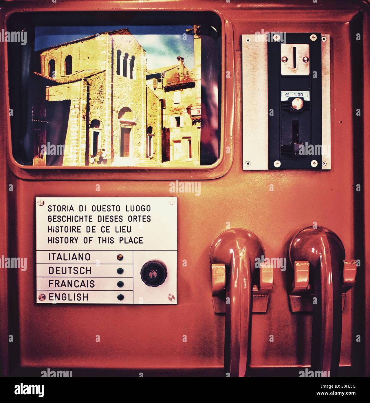 Histoire de ce lieu - une machine de traduction à une vieille église italienne à Grado Italie - Image de stock capturée avec un smartphone