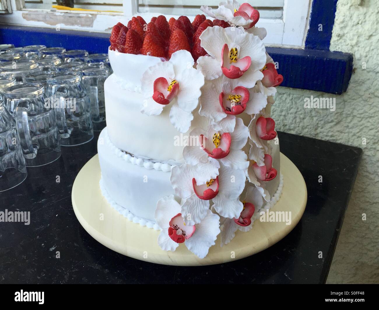 Gateau Tout Naturel Avec Garniture Aux Fraises Et Fondant Artisanal Decoration Florale Photo Stock Alamy