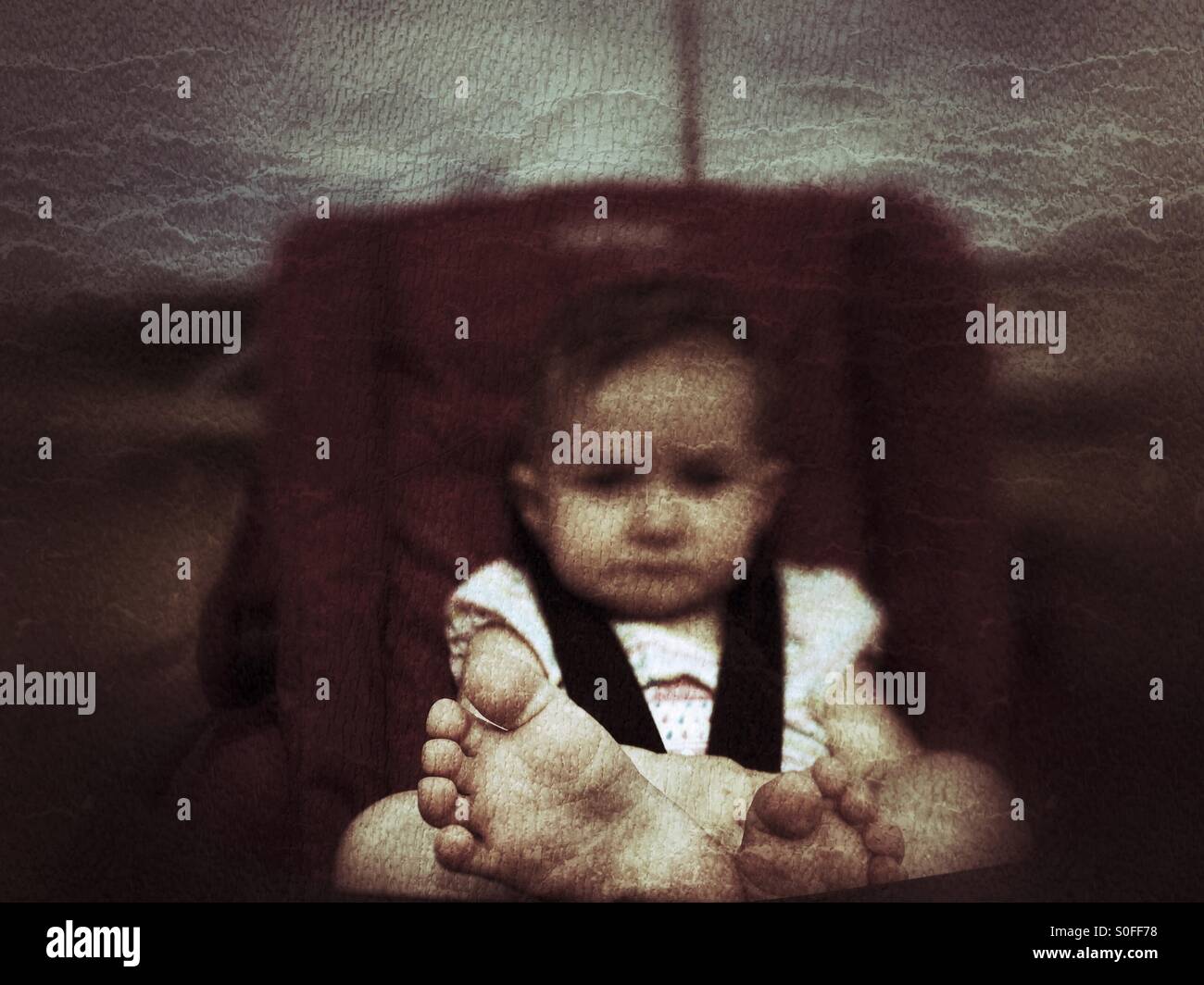 Pieds de bébé dans la poussette Banque D'Images