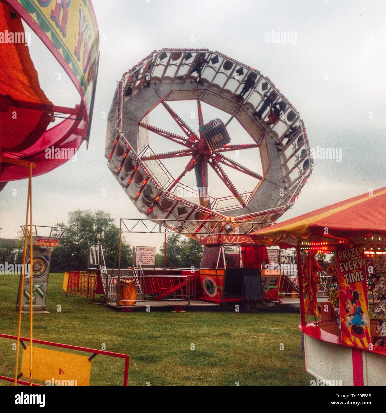 Wipeout fairground ride, Alresford, Hampshire, Angleterre, Royaume-Uni - Image de stock capturée avec un smartphone