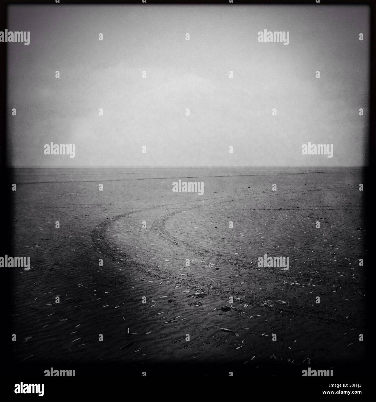 Les traces de pneus dans le sable Banque D'Images