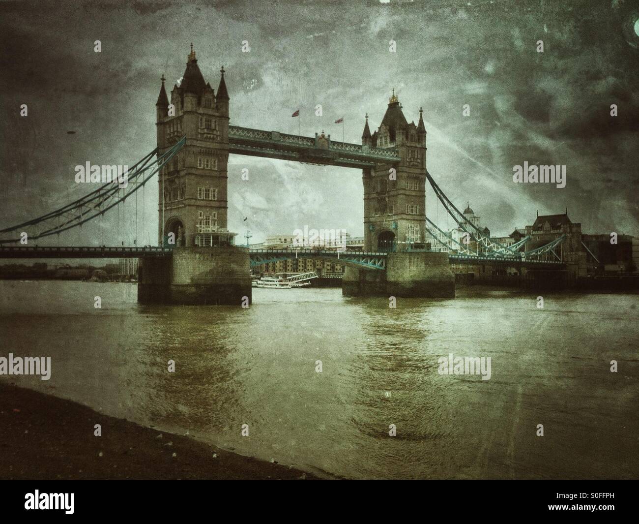 Tower Bridge Londres avec grunge filtre appliqué. Banque D'Images