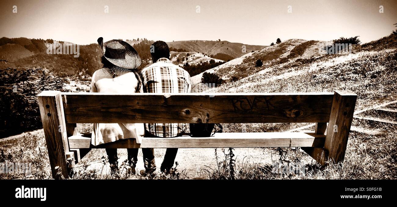 Couple dans l'amour. Un samedi en juin. Assis sur un banc avec vue sur la Californie du Nord, collines et vallées côtières. Sépia. Panorama. - Image de stock capturée avec un smartphone