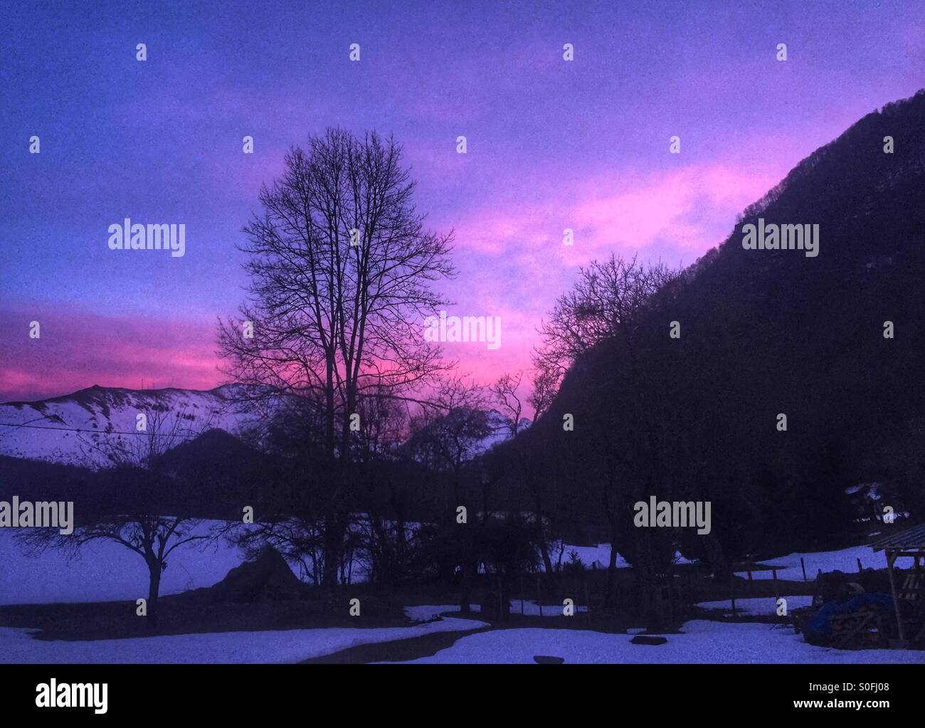 Coucher du soleil sur la neige sur la France. Belle soirée. Banque D'Images