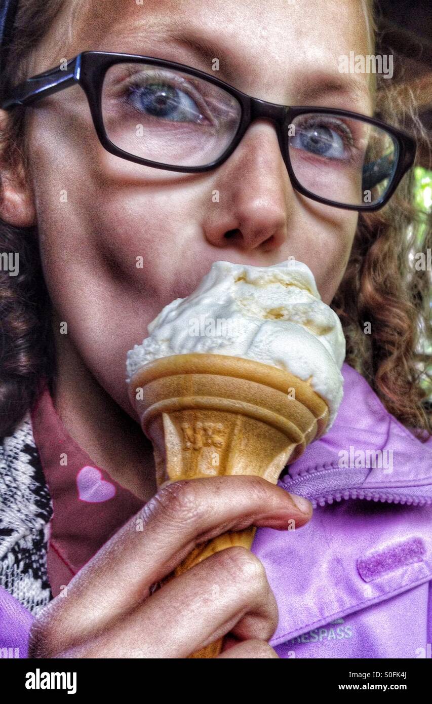 Young Girl eating ice cream Banque D'Images