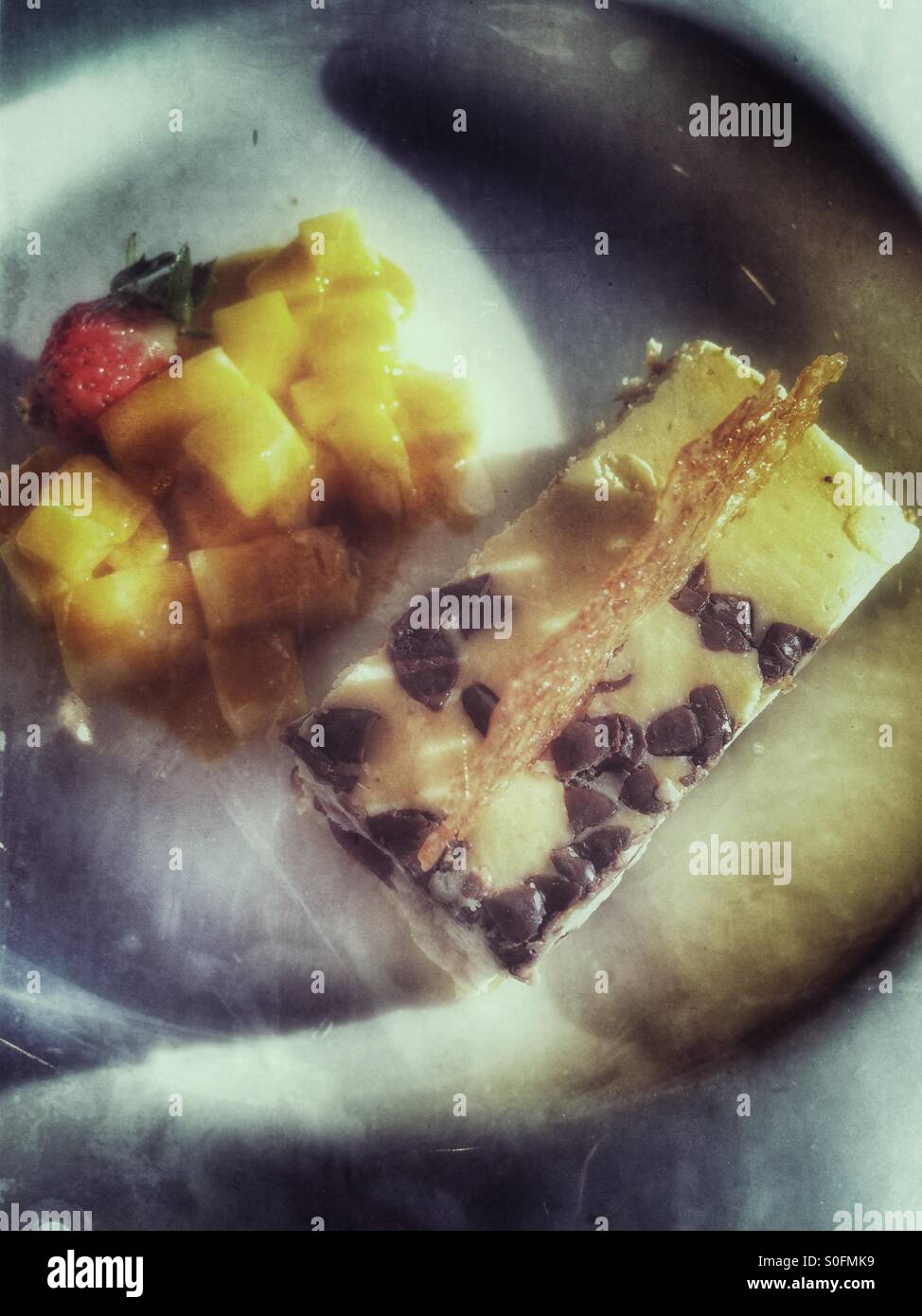 Cheesecake avec des tranches de fruits. Banque D'Images