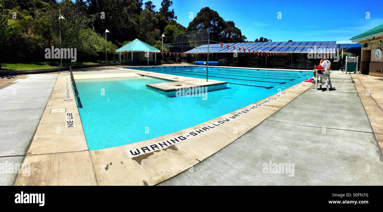 Panorama d'un maître-nageur à regarder par-dessus un piscine olympique à l'extérieur en été. Baie de San Francisco, Californie, USA. - Image de stock capturée avec un smartphone