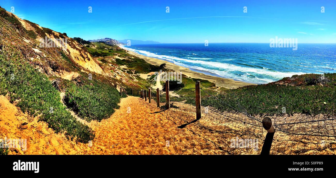 Vaste Panorama coloré de San Francisco's Fort Funston en juin, le sentier, et long escalier, menant à la plage. - Image de stock capturée avec un smartphone