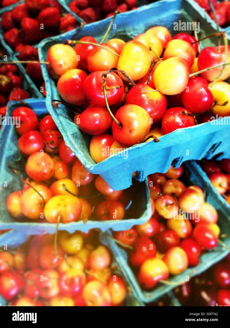 Cerises en pinte paniers pour vente - Image de stock capturée avec un smartphone
