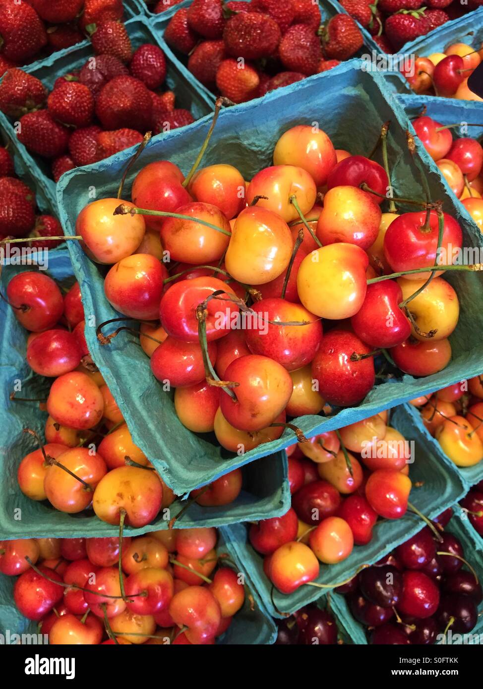 Cerises en pinte paniers pour vente - Image de stock capturée avec un smartphone