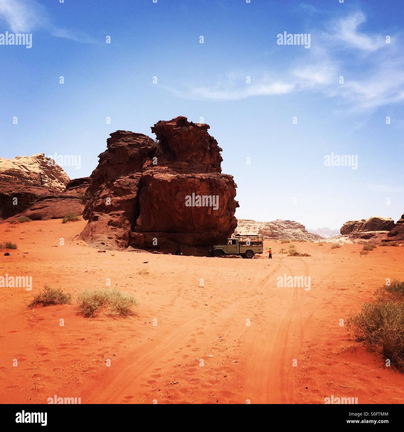 Chariot à nous attendre après la randonnée dans le Wadi Rum, Jordanie. Banque D'Images