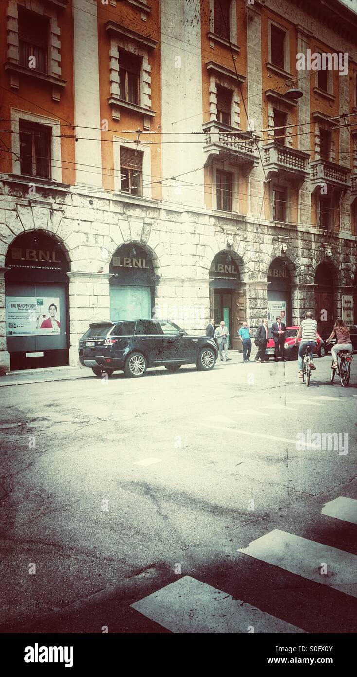 L'homme d'affaires de sortir la banque dans le centre financier - Image de stock capturée avec un smartphone