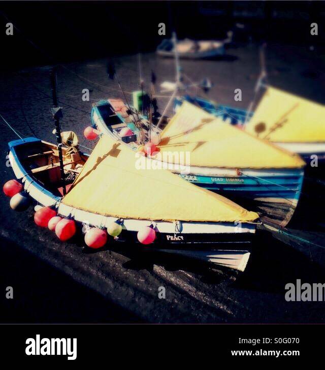 Cobles de pêche amarrés dans le port, en attente de la marée à leur tour afin qu'ils puissent reprendre le travail des pots. - Image de stock capturée avec un smartphone