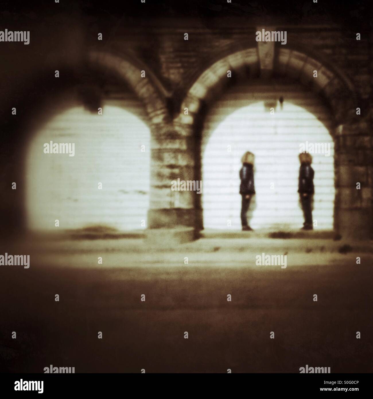 Debout à côté d'un volet Banque D'Images