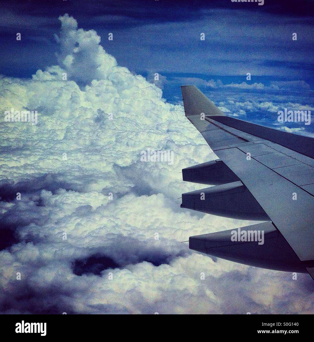 Les nuages à travers la fenêtre avion - Image de stock capturée avec un smartphone