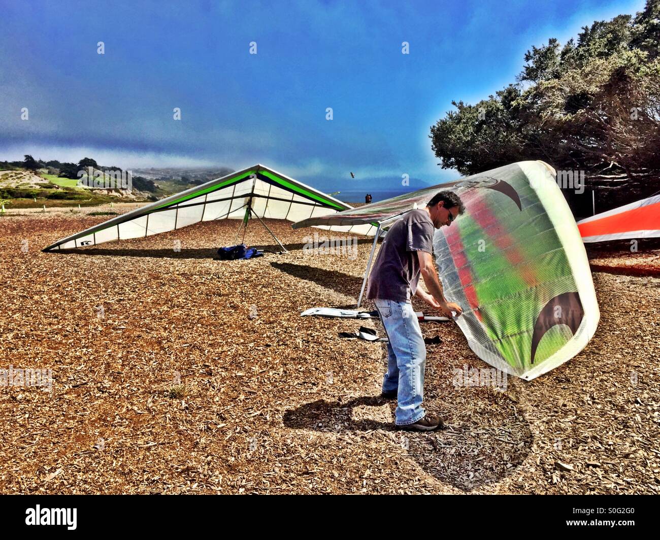 Deltaplane preflight check avant le décollage sur les hautes falaises de sable Fort Funston à San Francisco, Californie, USA. - Image de stock capturée avec un smartphone