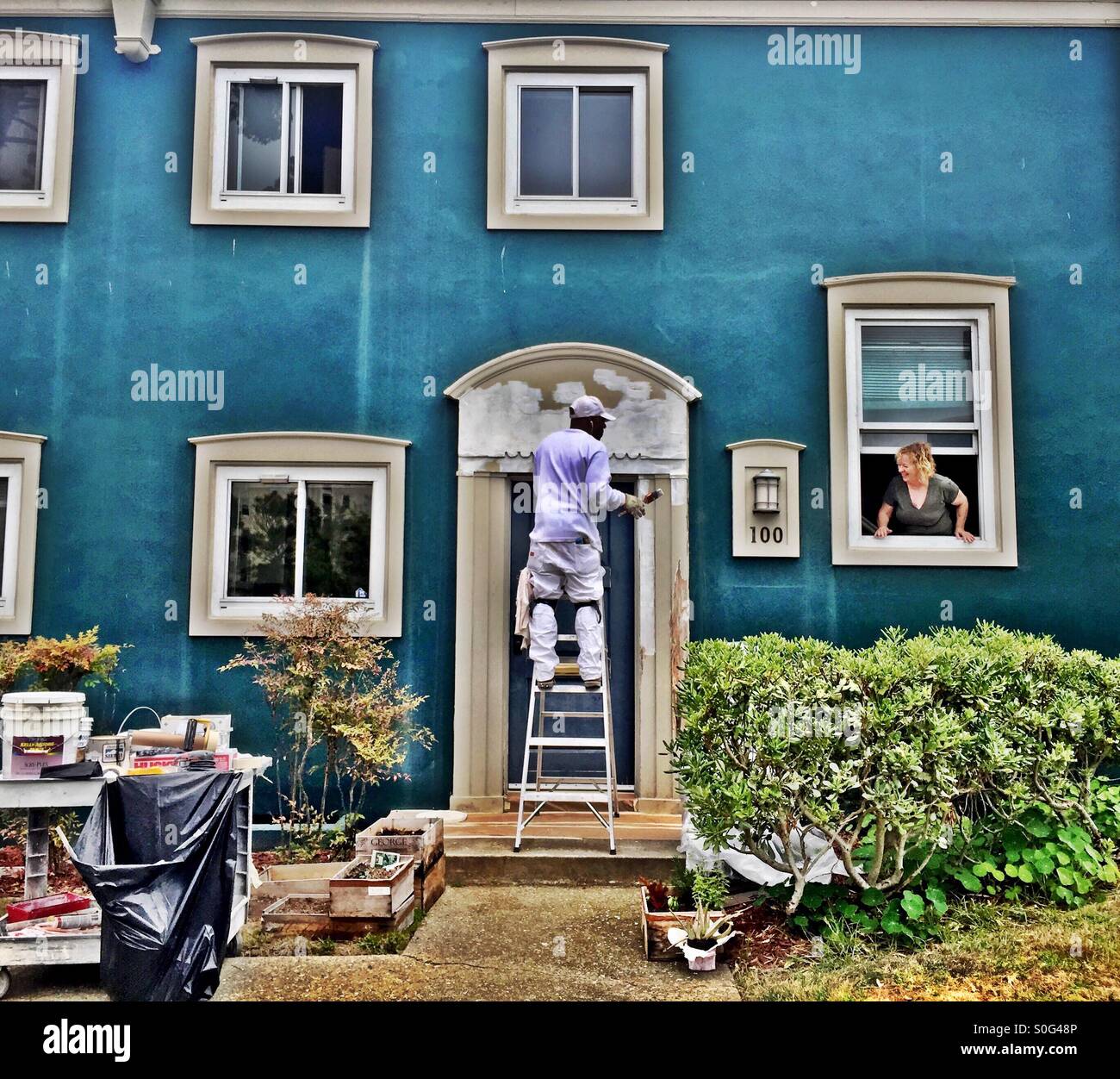 Femme peintre et examen des progrès accomplis. HDR. - Image de stock capturée avec un smartphone