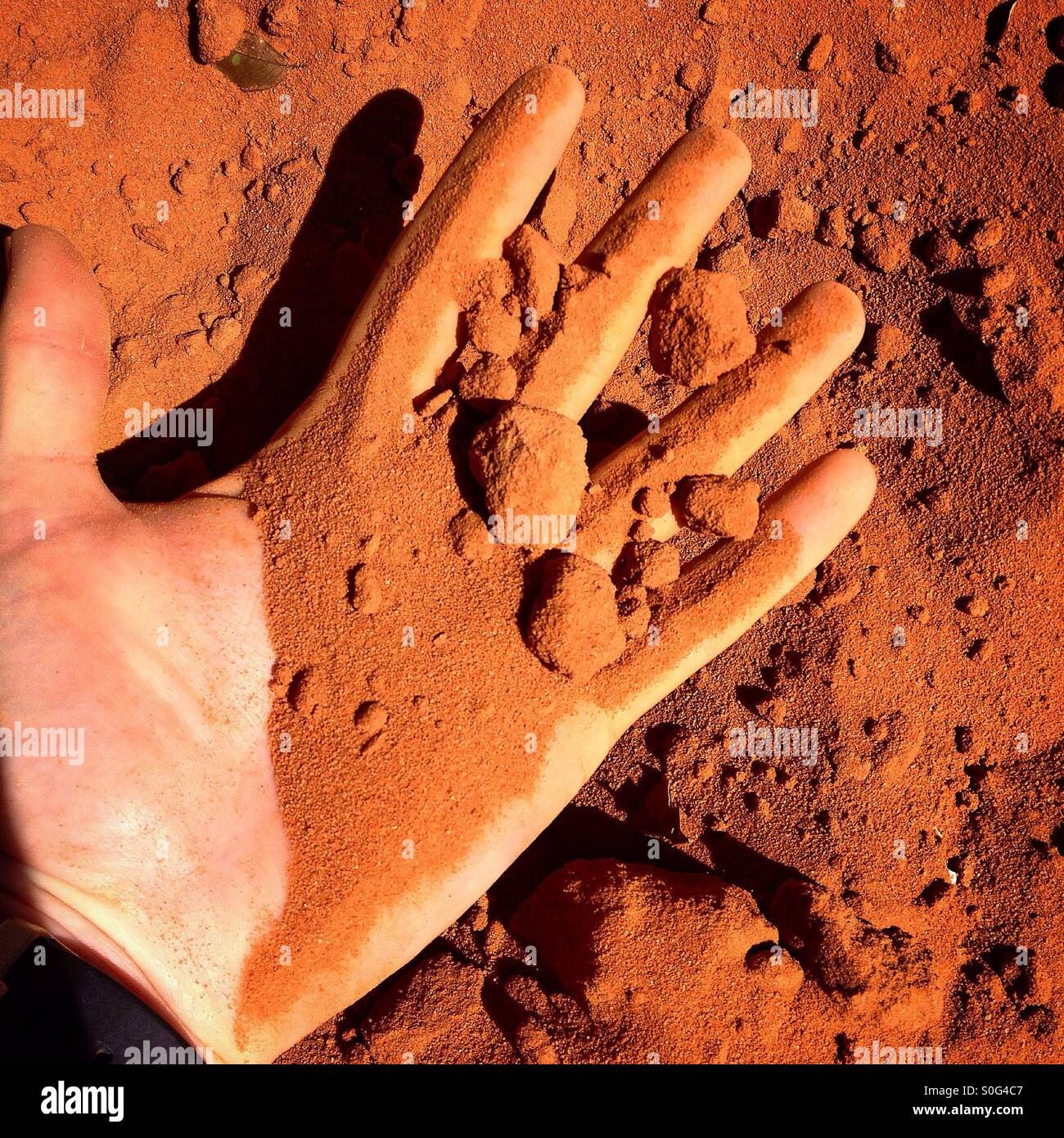 Terre Rouge De L Australie La Couleur Rouge Est Due A L Oxydation A Sec Ce Qui Rend Le Sol Tres Pauvre En Elements Nutritifs Pris Dans L Ouest De L Australie Photo Stock Alamy