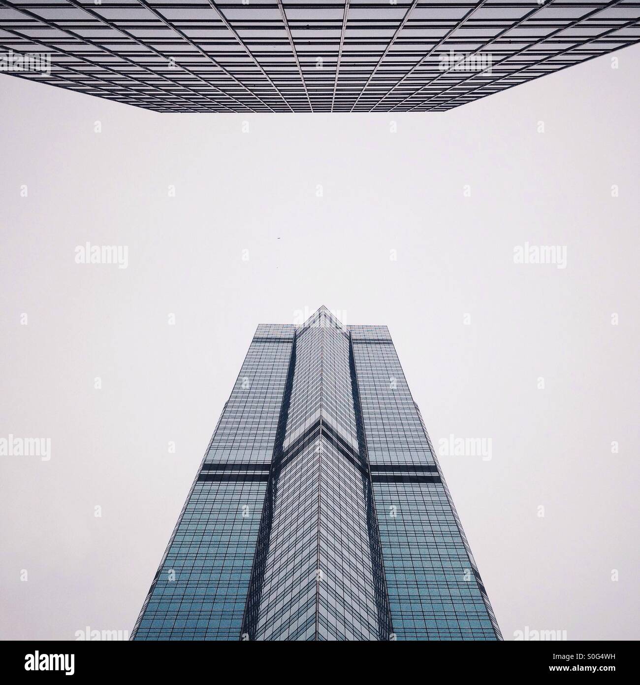Low angle view of gratte-ciel modernes, à la recherche jusqu'au centre, l'Amirauté, Hong King, Chine Banque D'Images