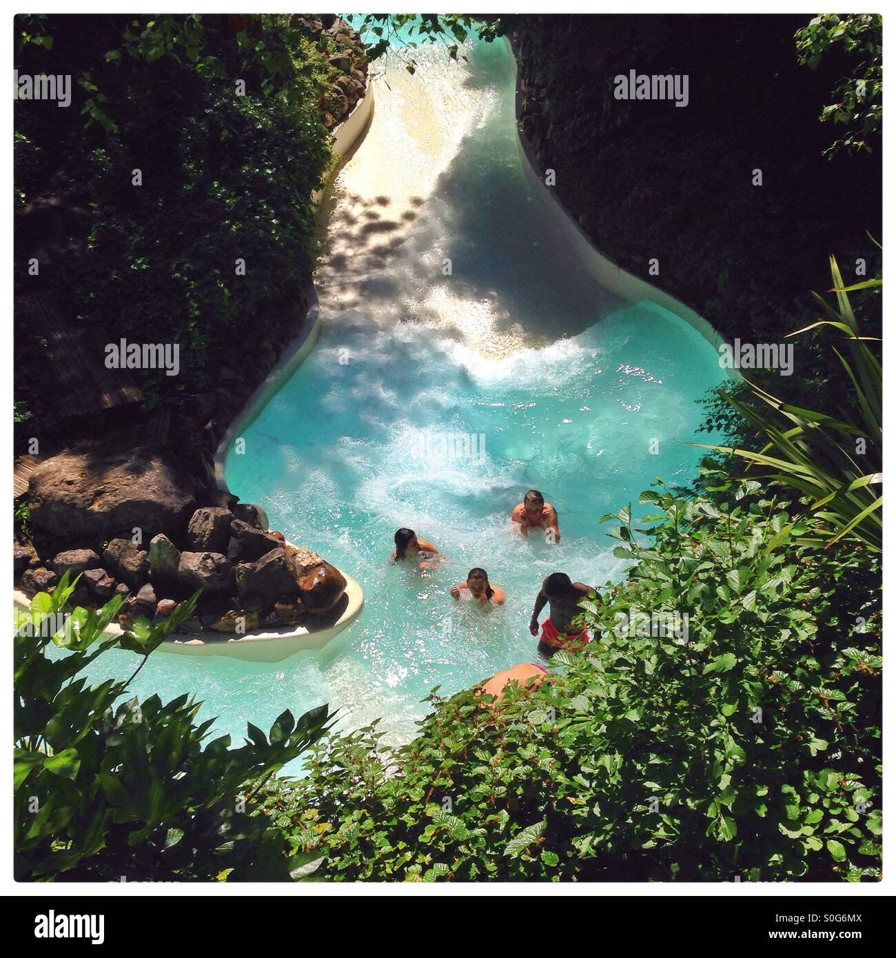 Les rapides au niveau sous paradis tropical. Centerparc, Longleat, Wiltshire, Angleterre, Royaume-Uni. - Image de stock capturée avec un smartphone