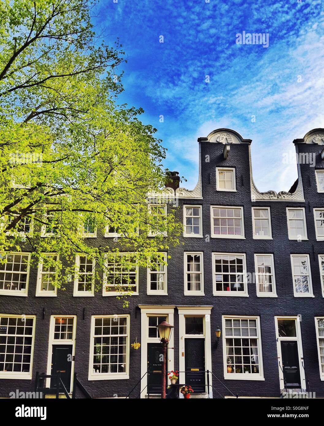 Haut et étroit typique côté canal maisons à Amsterdam Pays-Bas EU - Image de stock capturée avec un smartphone