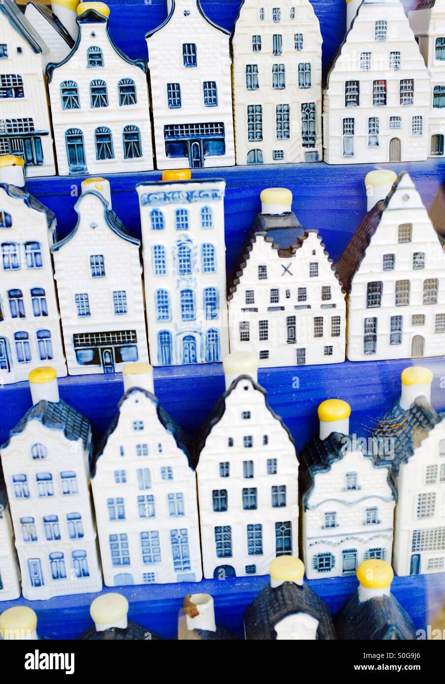 Maisons en vente néerlandais en céramique à Amsterdam Pays-Bas EU - Image de stock capturée avec un smartphone