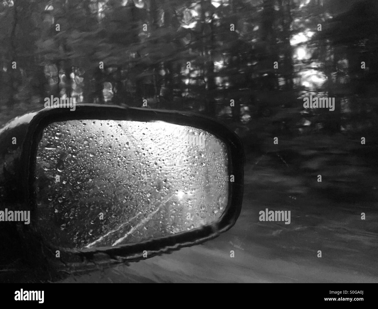 Miroir de voiture sous la pluie. Banque D'Images