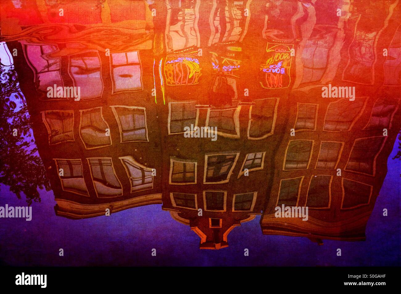 Le quartier rouge d'Amsterdam reflète dans l'eau du canal de l'UNION EUROPÉENNE, Pays-Bas - Image de stock capturée avec un smartphone