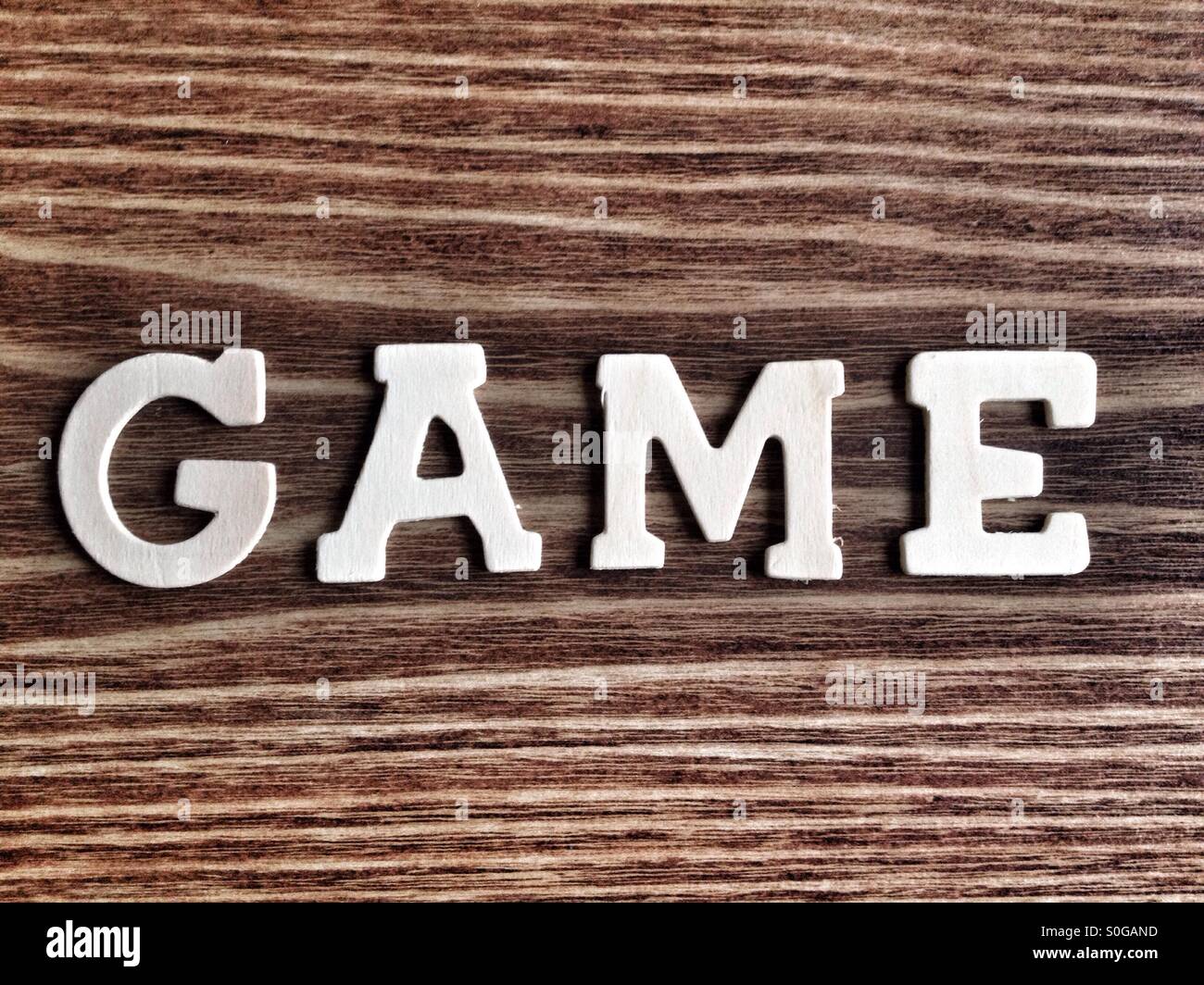 Le jeu de mots faite avec du bois des lettres sur un fond de bois Banque D'Images