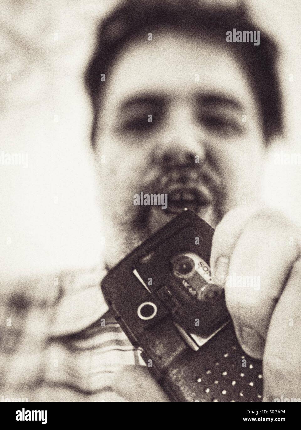 L'enregistrement de l'homme discours sur un mini enregistreur sur bande Banque D'Images