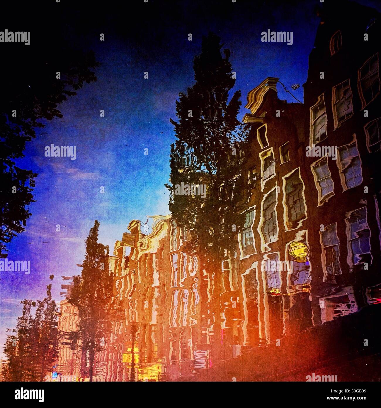 Le quartier rouge d'Amsterdam reflète dans l'eau du canal de l'UNION EUROPÉENNE, Pays-Bas - Image de stock capturée avec un smartphone