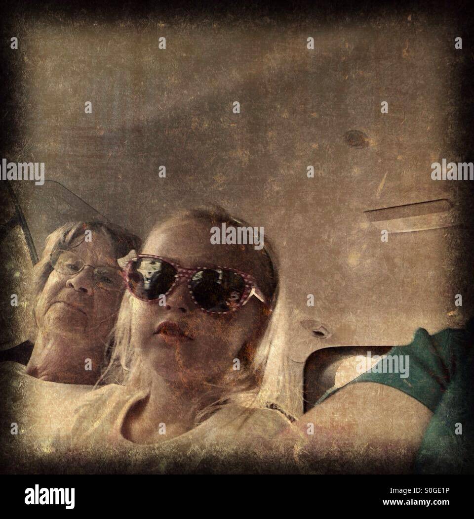 Une fille dans sa lunette de soleil avec sa grand-mère. Banque D'Images