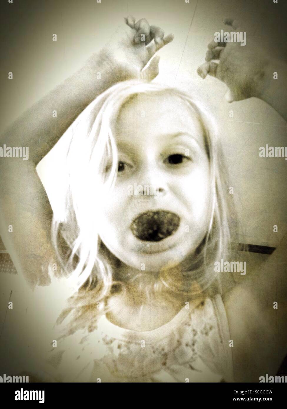 Une fille d'être ridicule avec un trou de beigne au chocolat dans sa bouche (1). Banque D'Images