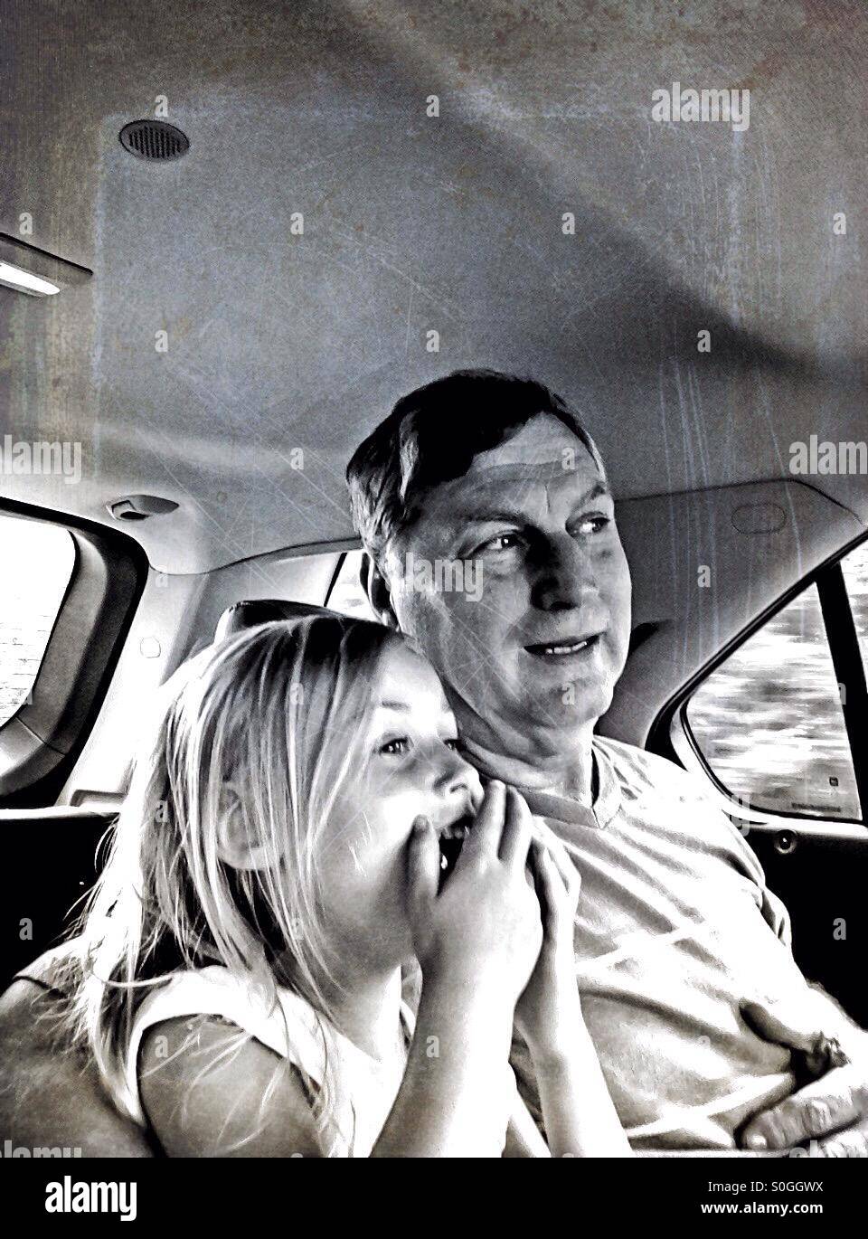 Un petit-fils partage un rire avec grand-père (1). Banque D'Images